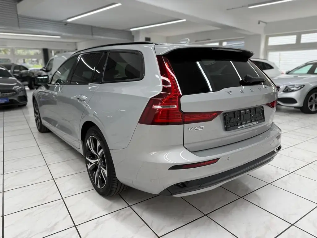 Main__Slider__Photo:Volvo V60 Kombi Plus Dark*LED*AHK*Kamera*Standheizun 03/2023-1