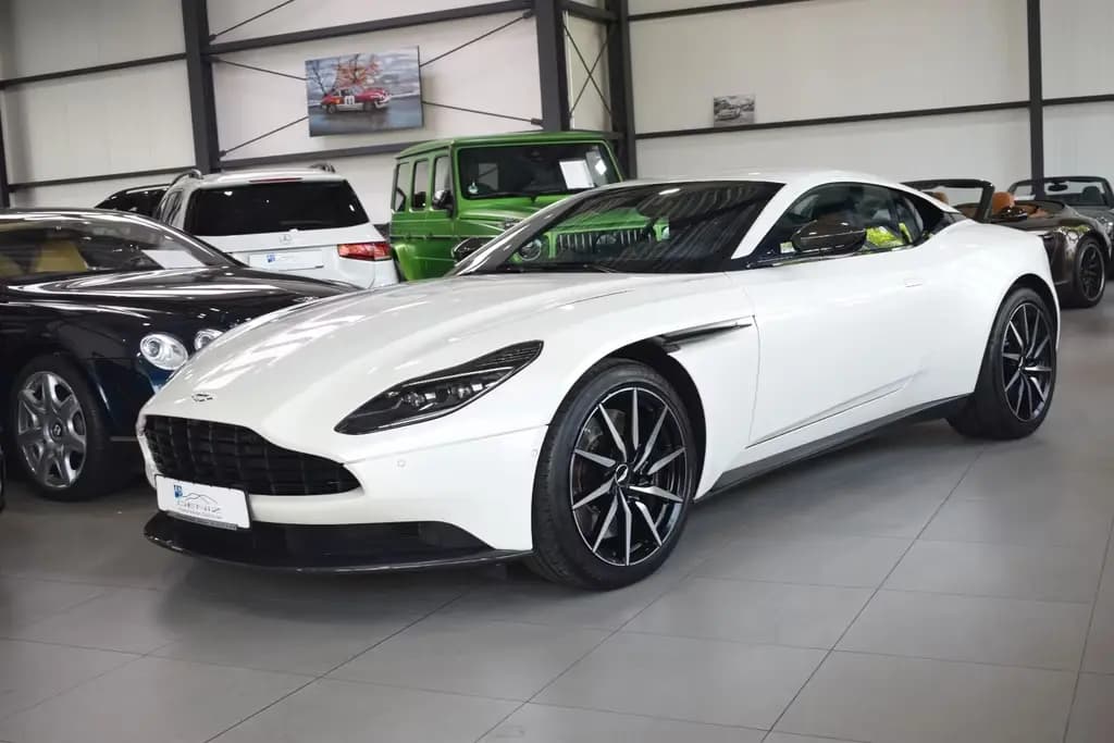 Main__Slider__Photo:Aston Martin DB11 4.0 V8 06/2017-0