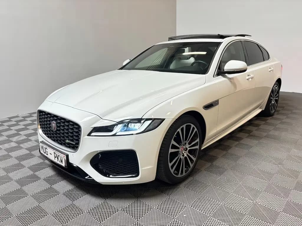 Main__Slider__Photo:Jaguar XF P250 R-Dynamic HSE Lim*Pano-ACC-Pano* 01/2022-0