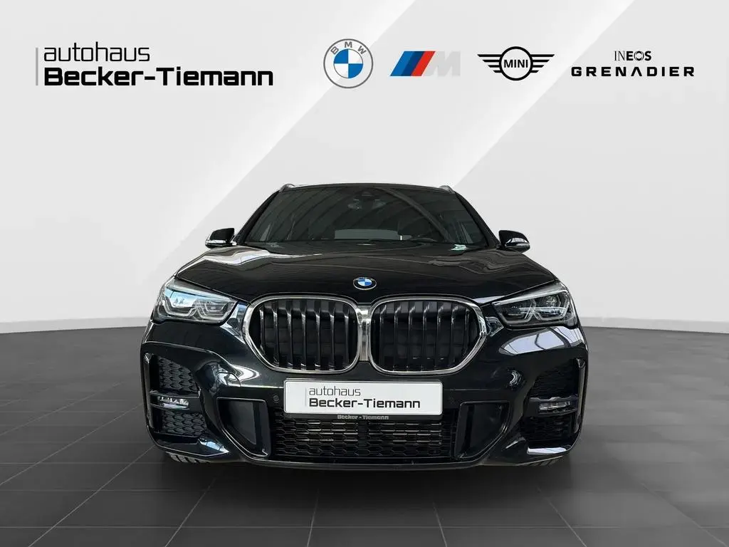 Main__Slider__Photo:BMW X1 sDrive20i M Sport 8-Fach bereift. ParkAss/ Bu 06/2020-1