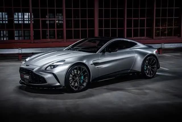 Main__Slider__Photo:Aston Martin V8 Vantage MY25 BOWERS&WILKINS|SAMMLERFAHRZEUG 09/2024-0