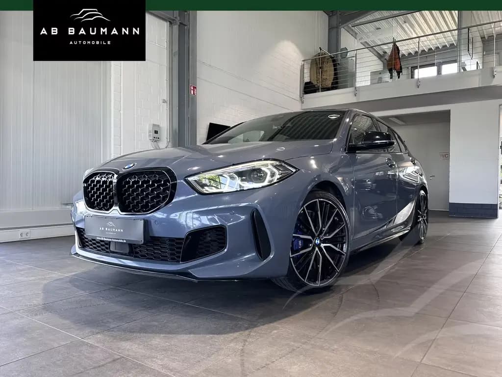 Main__Slider__Photo:BMW M135 i xDrive *PANO, SCHALE, HUD, LEDER, H&K* 12/2020-0