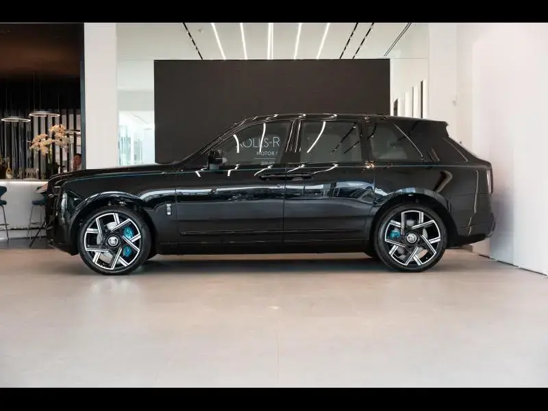 Main__Slider__Photo:Rolls-Royce Cullinan Black Badge Series II null-1