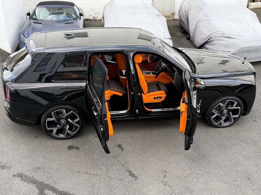 Main__Slider__Photo:Rolls-Royce Cullinan Badge*Sanctuary *4-Seats*PD01/26 null-0