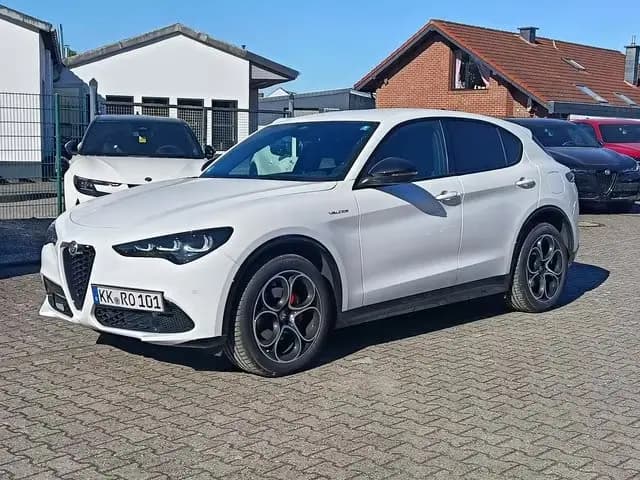 Main__Slider__Photo:Alfa Romeo Stelvio Veloce Q4 #AHK #HARMAN 11/2025-0