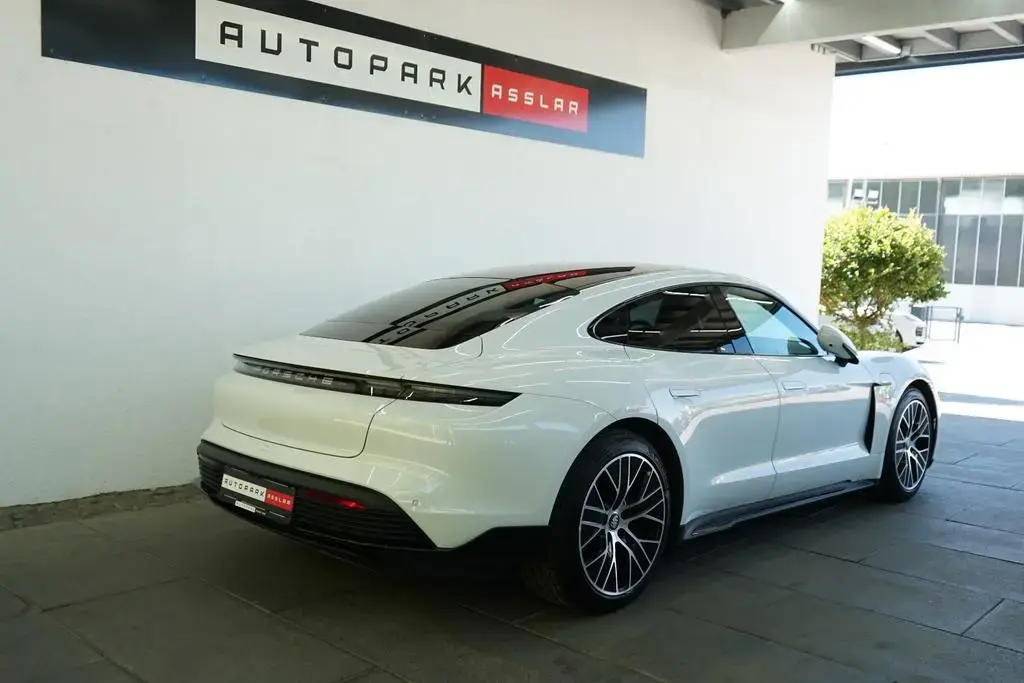 Main__Slider__Photo:Porsche Taycan Lim. SportDesign/3xDisplay/Pano/360°/18W 12/2022-1
