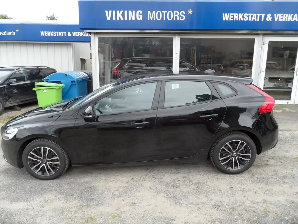 Main__Slider__Photo:Volvo V40 Momentum 10/2017-1
