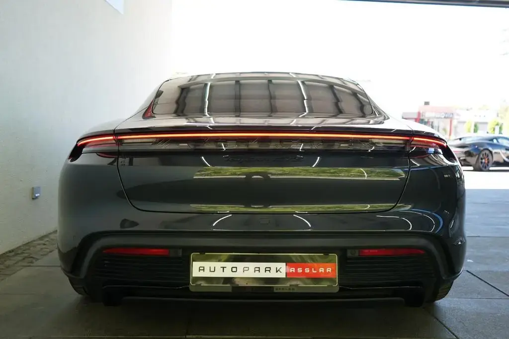 Main__Slider__Photo:Porsche Taycan GTS/3xDispay/PDCC/NightVision/InnoDrive 12/2022-1