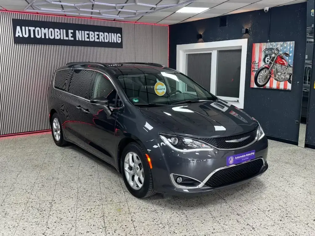 Main__Slider__Photo:Chrysler Pacifica 3.6 V6 / Kamera / 8 Sitzer / TÜV NEU 10/2018-1