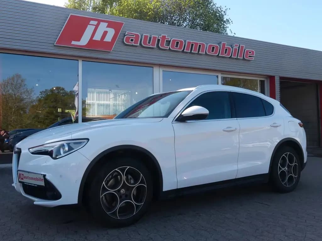 Main__Slider__Photo:Alfa Romeo Stelvio Business Q4 Leder*Kamera*ACC 09/2020-0