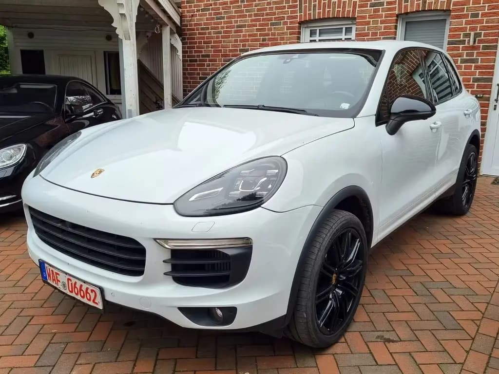 Main__Slider__Photo:Porsche Cayenne S+Sport Chrono+LED+360°+Pano+Keyless+21" 03/2017-0
