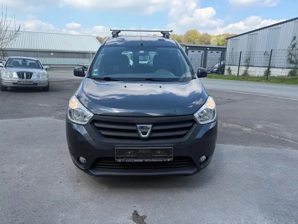 Main__Slider__Photo:Dacia Dokker Laureate 11/2014-0