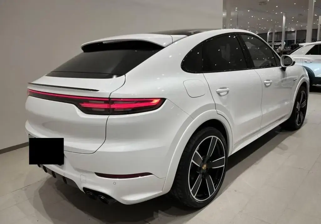 Main__Slider__Photo:Porsche Cayenne Coupe E-Hybrid Platinum Edition PANO/Spo 12/2022-1