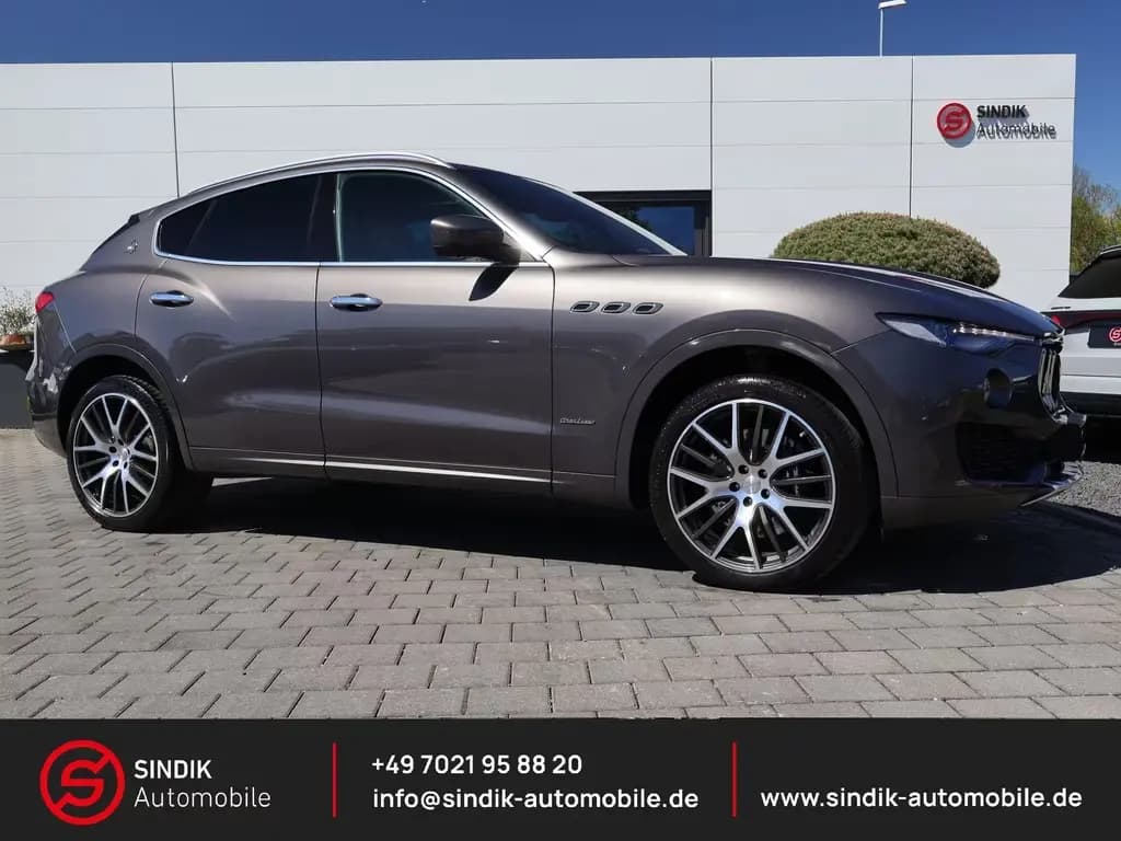Main__Slider__Photo:Maserati Levante S Q4 /// ZEGNA /// Edition-B&W-Pano-Kam. 02/2018-0