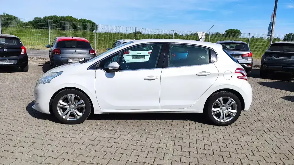 Main__Slider__Photo:Peugeot 208 Automatik*NAVI*Klimaauto.*SHZ*BT*ALU*Allwett 01/2015-1