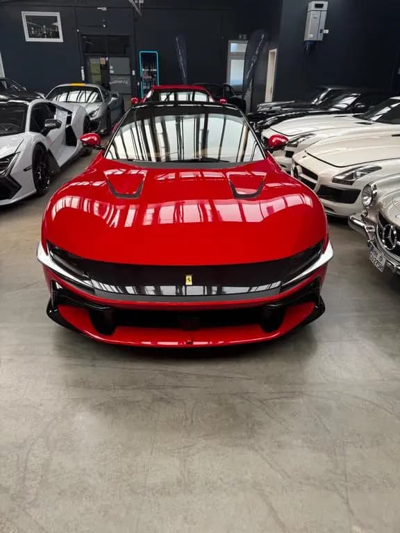 Main__Slider__Photo:Ferrari 12Cilindri Lift/Pano/Beifahrerdisplay/Voll 05/2025-0