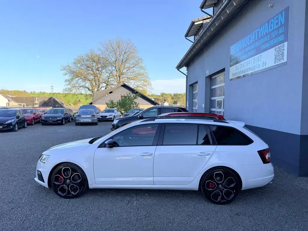 Main__Slider__Photo:Skoda Octavia Combi RS 245 Navi GRA SHZ APP 19" 6-Gang 11/2018-1