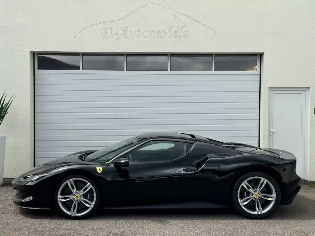 Main__Slider__Photo:Ferrari 296 GTB **DEUTSCH**1.Hd. mit orig. 100 KM !!! 07/2023-1