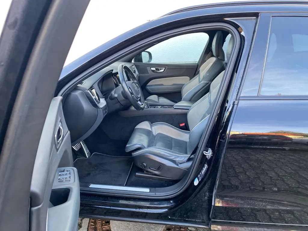 Main__Slider__Photo:Volvo XC60 AWD R Design Pano 360°-Navi LED Head-Up 12/2019-0