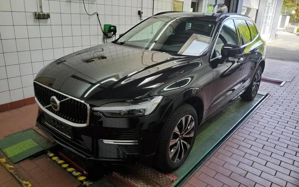 Main__Slider__Photo:Volvo XC60 B4 CORE FAP+LM19+MET+STANDHZ+WINTERPAK+LED 04/2023-0