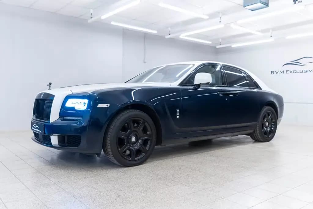 Main__Slider__Photo:Rolls-Royce Ghost V12 TWO TONE FACELIFT STERNHIMMEL KÜHLBOX 10/2011-0