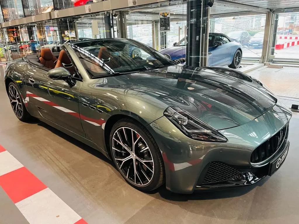Main__Slider__Photo:Maserati GranCabrio Verde Giada+HUD+Surround-Kamera+Maserati Köln 05/2026-0