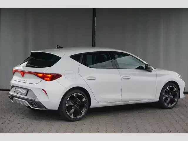 Main__Slider__Photo:Cupra Leon 1.5 eTSI DSG LED ACC SHZ FullLink Keyless 12/2024-1