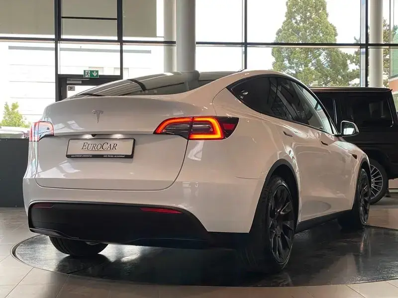 Main__Slider__Photo:Tesla Model Y RWD Panorama 20"-Induction LED 02/2023-1