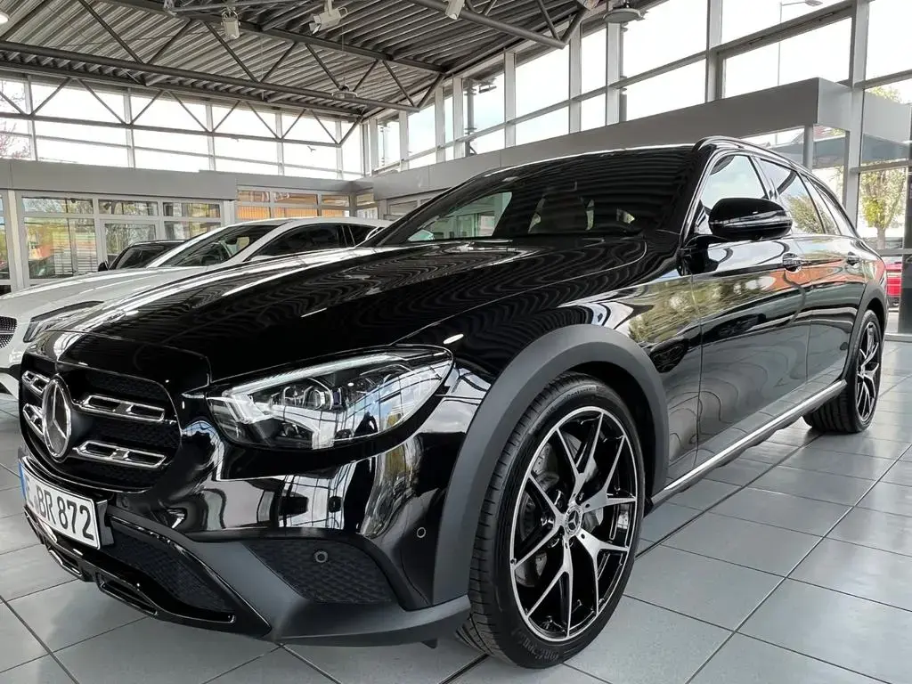 Main__Slider__Photo:Mercedes-Benz E 400 d 4MATIC T All-Terrain Autom. All-Terrain 08/2021-1