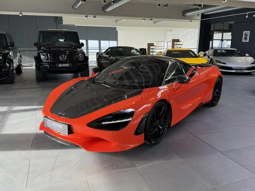 Main__Slider__Photo:McLaren 750s MSO Carbon Lift B&W Perform Track Cam. 05/2024-0
