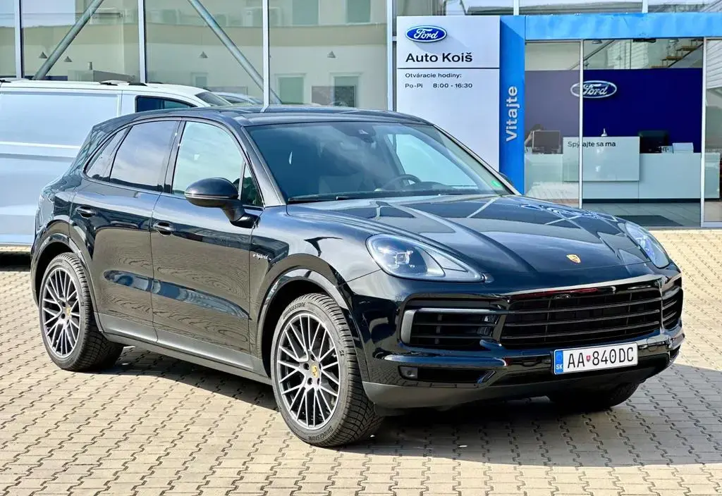 Main__Slider__Photo:Porsche Cayenne E-Hybrid 02/2022-1