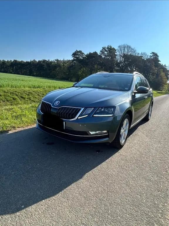 Main__Slider__Photo:Skoda Octavia 1.6 TDI SCR DSG Style Combi Style 01/2019-0