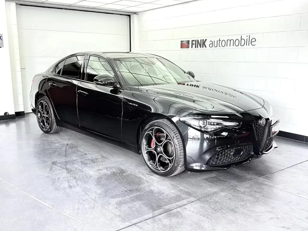 Main__Slider__Photo:Alfa Romeo Giulia 2.0 Turbo Veloce Q4 1.Hand Carplay Xenon 06/2022-0
