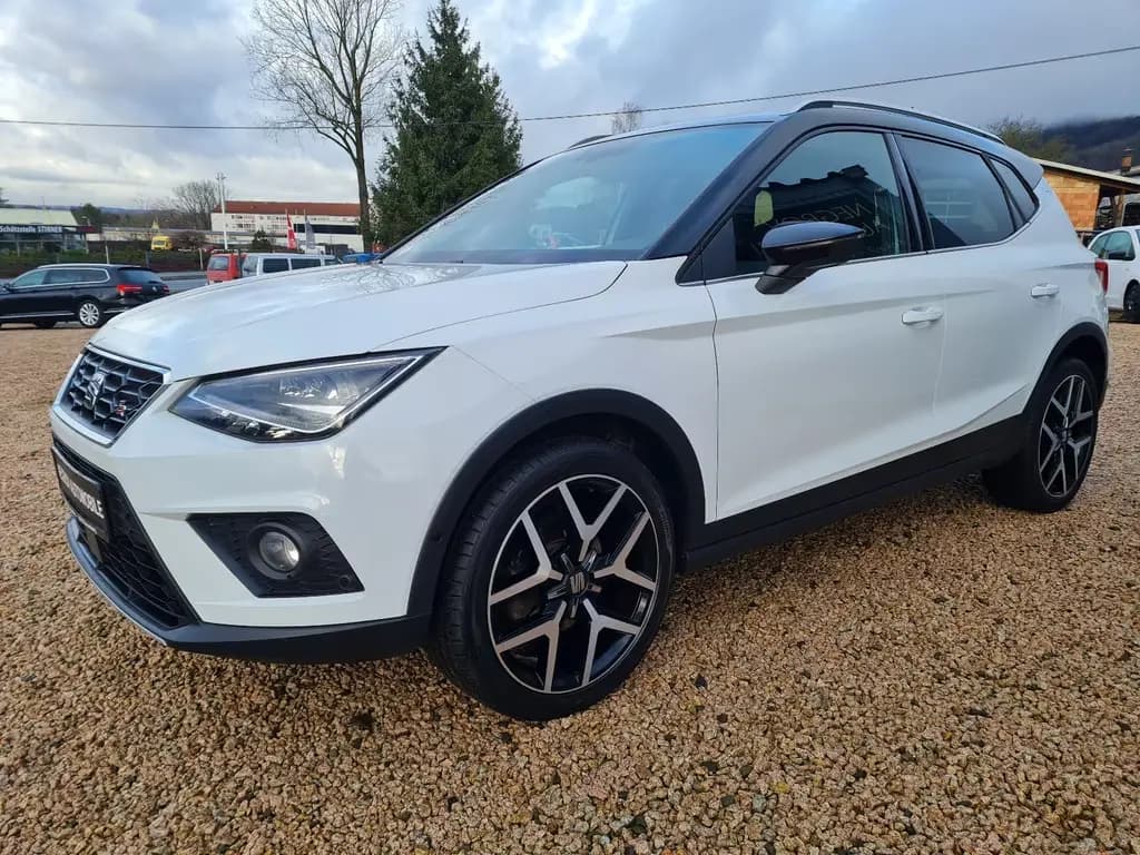 Main__Slider__Photo:Seat Arona FR/1.Hand/SCHECKHEFTGEPFLEGT 10/2019-0
