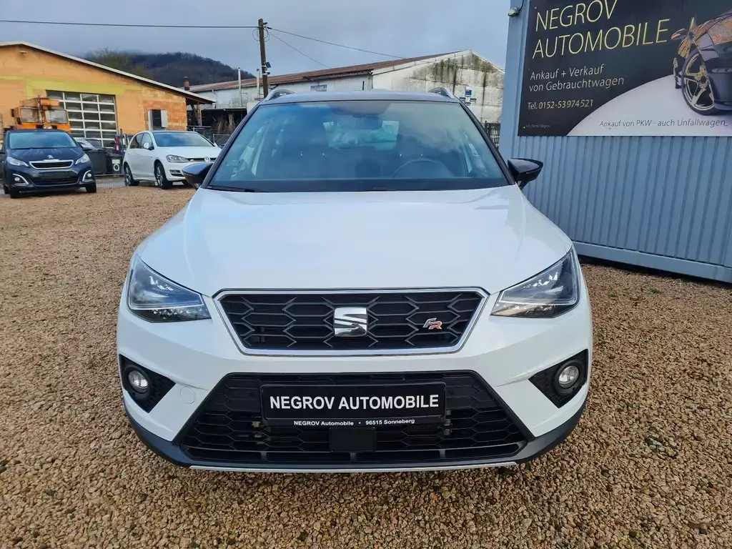 Main__Slider__Photo:Seat Arona FR/1.Hand/SCHECKHEFTGEPFLEGT 10/2019-1