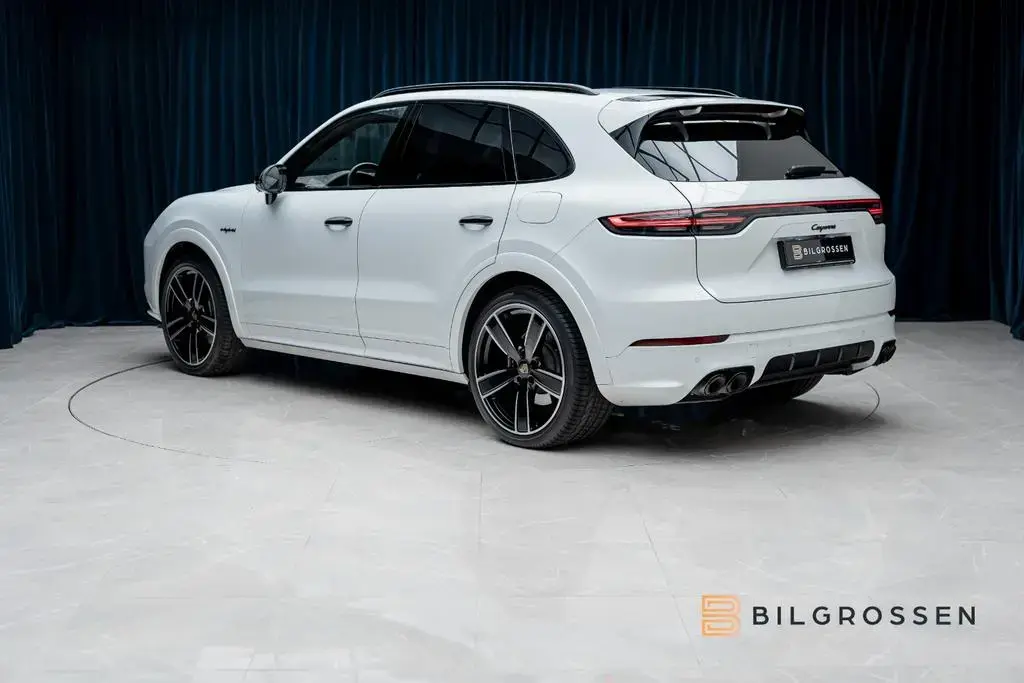 Main__Slider__Photo:Porsche Cayenne E-Hybrid Platinum SportDesign Pano 18Way 08/2023-1