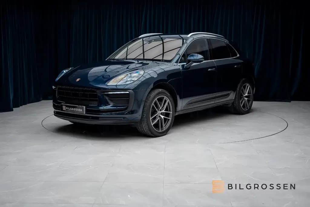 Main__Slider__Photo:Porsche Macan PDK Sport Chrono SportsExhaust Camera 11/2022-0