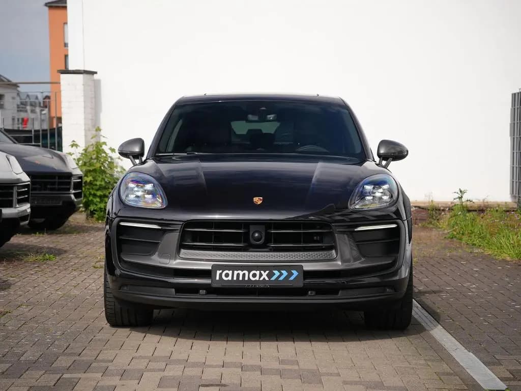 Main__Slider__Photo:Porsche Macan T BURMESTER-ACC-LUFTF.-PANO-18WEGE-VOLL 01/2023-0