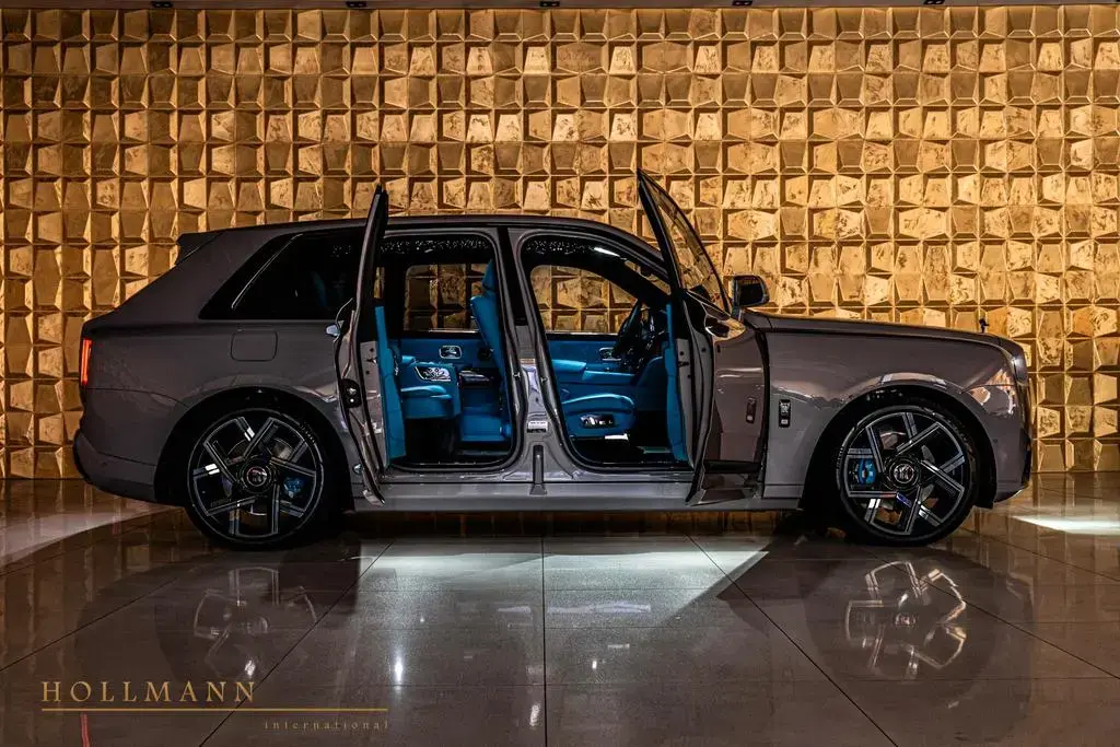 Main__Slider__Photo:Rolls-Royce Cullinan SERIES II + BLACK BADGE + MY2026 null-1
