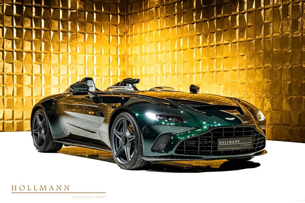 Main__Slider__Photo:Aston Martin V12 Speedster + CARBON HELMETS 09/2021-0