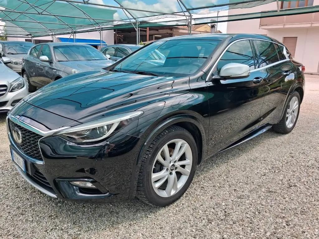 Main__Slider__Photo:Infiniti Q30 1.5d Premium City Black 109cv 06/2017-0