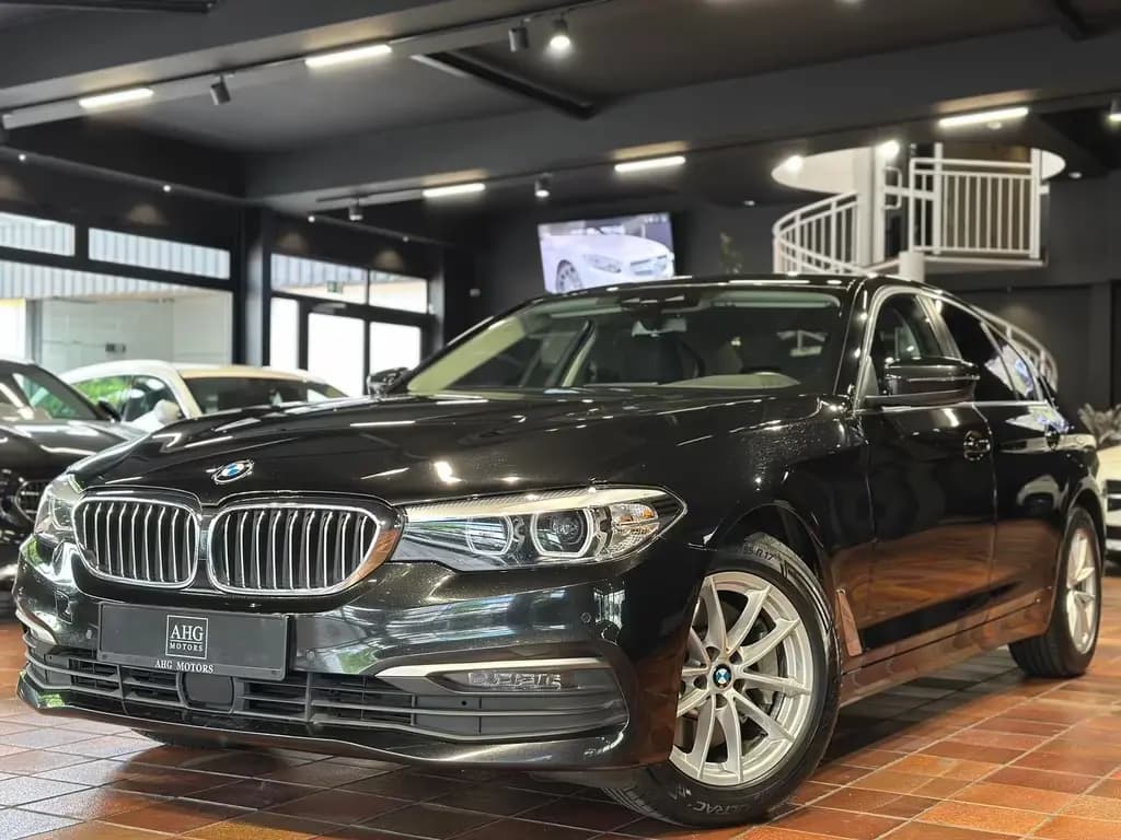 Main__Slider__Photo:BMW 5 Series d ACC DRIVING-ASSISTANT LIVE-COCKPIT AMBIENTE 07/2020-0