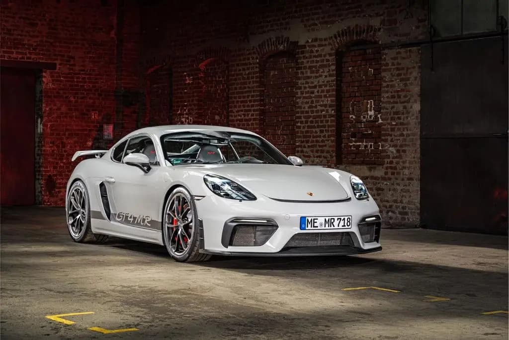Main__Slider__Photo:Porsche GT4 Clubsport Bose Approved SchalensitzeSchalter 07/2021-0
