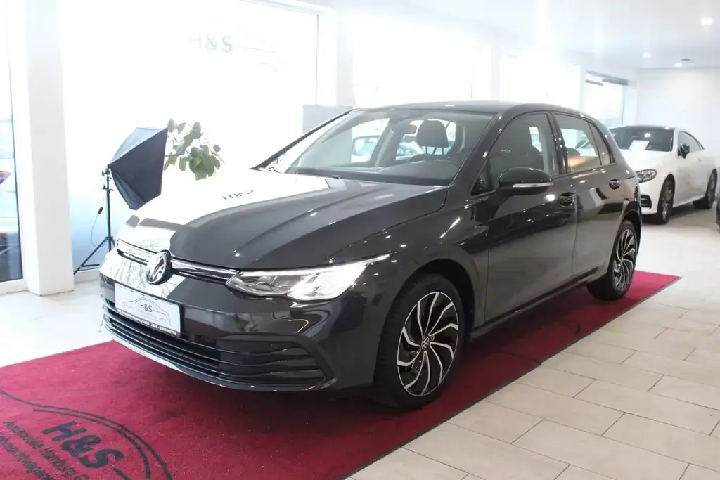 Main__Slider__Photo:Volkswagen Golf VIII Life eTSI 04/2022-1