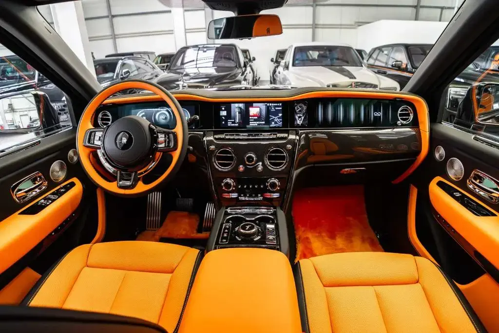 Main__Slider__Photo:Rolls-Royce Cullinan Black Badge / PROD. 2026 / 4 Seats null-1