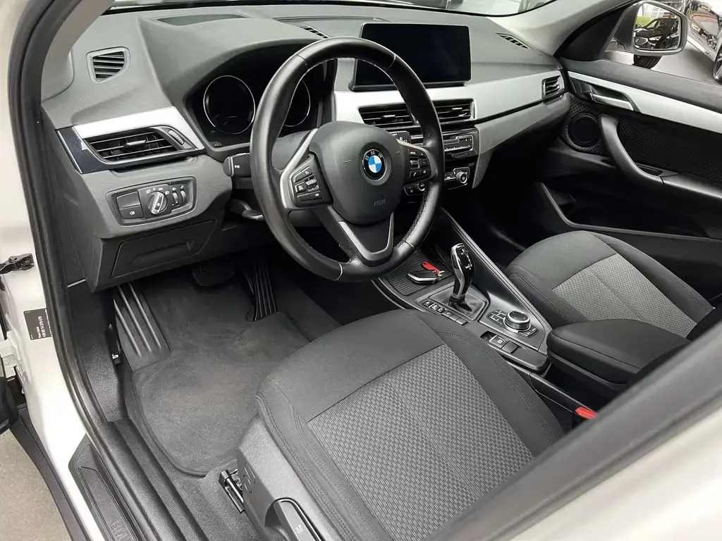 Main__Slider__Photo:BMW X1 sDrive 18i Aut. Advantage Kamera Head-Up Navi 10/2019-1