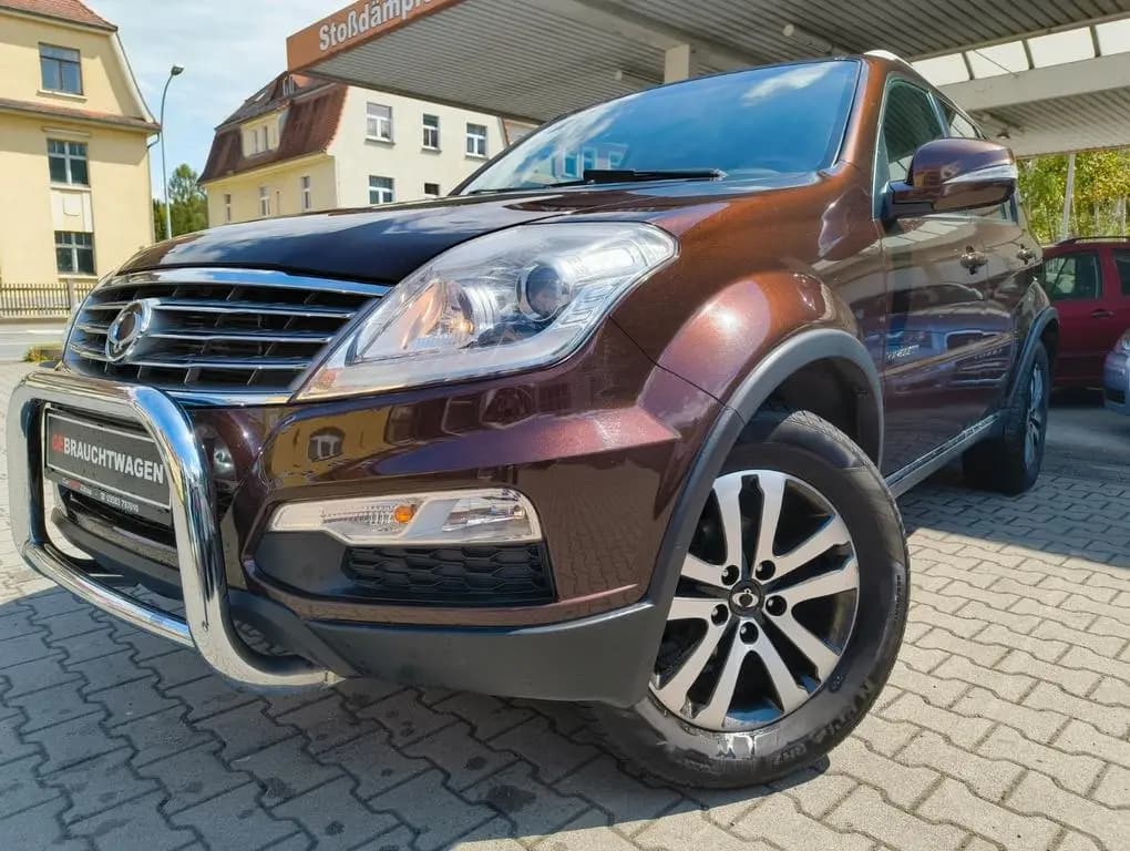 Main__Slider__Photo:Ssangyong Rexton W 4WD Automatik/AHK/SHZ/8-fach/7-Sitzer 10/2013-0