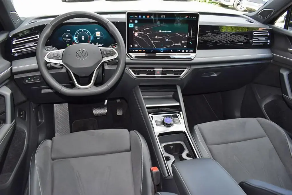 Main__Slider__Photo:Volkswagen Tiguan TDI 2.0 DSG *Elegance*Matrix*AHK*Pano*HuD 10/2025-1