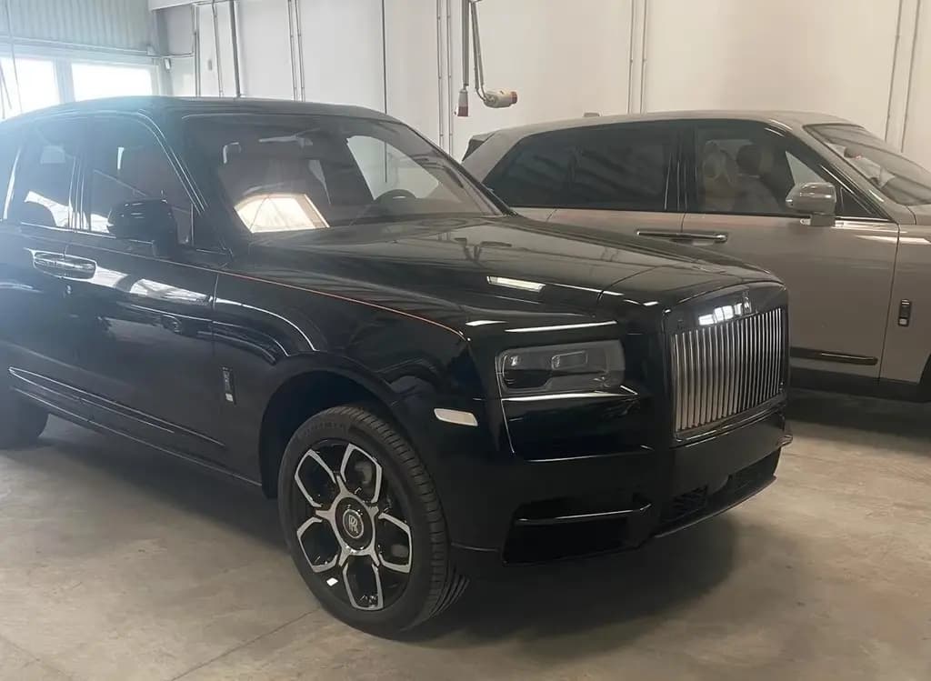Main__Slider__Photo:Rolls-Royce Cullinan Black Badge 4 Seats MY24  450.000 E Net null-0