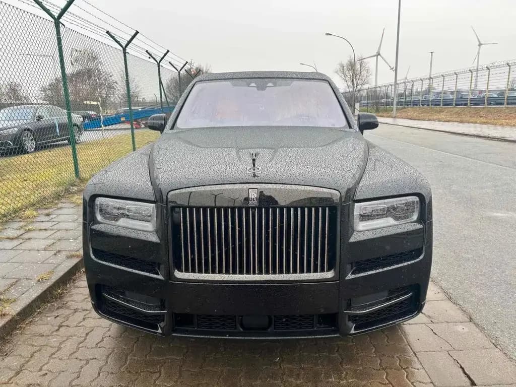 Main__Slider__Photo:Rolls-Royce Cullinan Black Badge 4 Seats MY24  465.000 E Net null-0